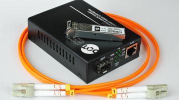 ADOT MC-01 optische netwerk ontkoppelaar met SM voeding en 1,5 mtr glasvezel | HIFI STUDIO WILBERT